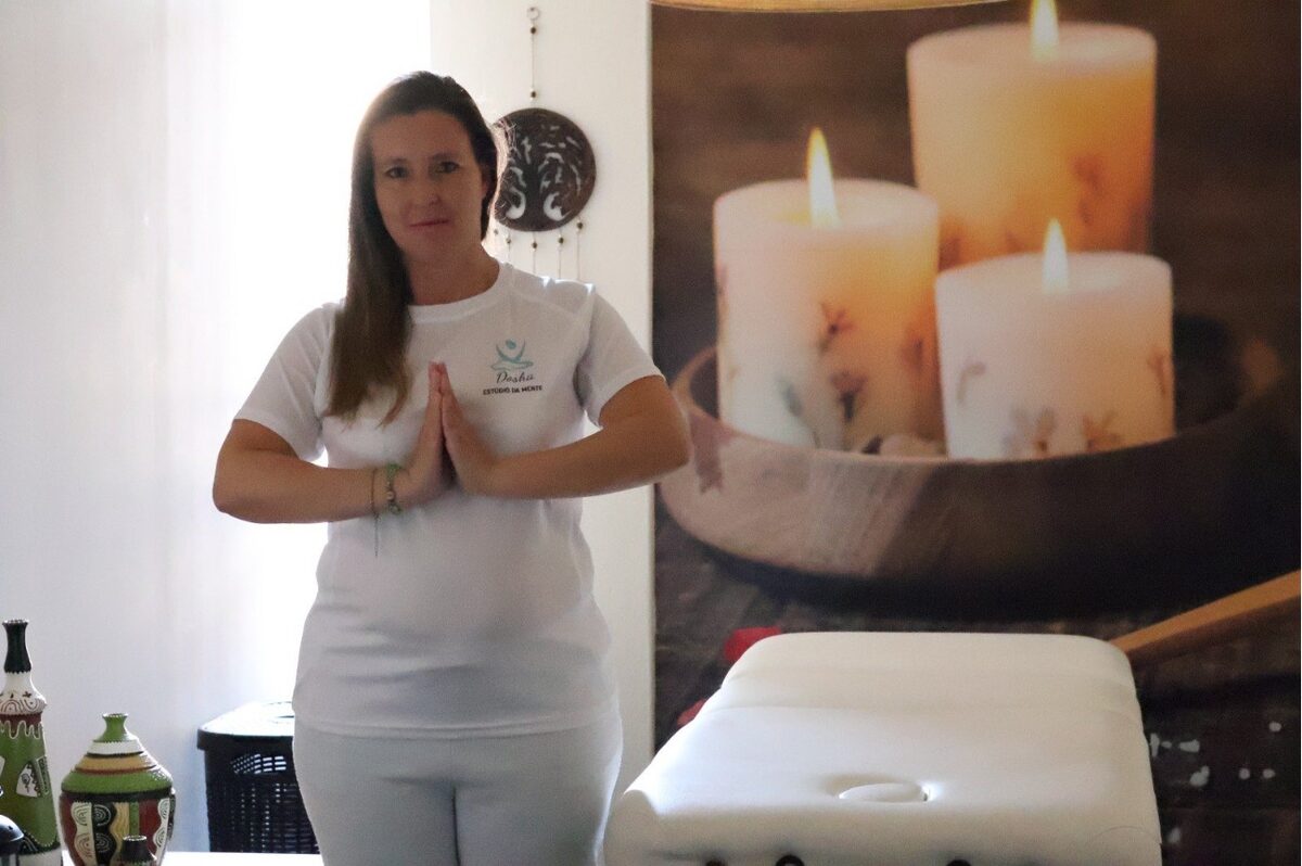 A Marta em oração junto ao altar do seu espaço