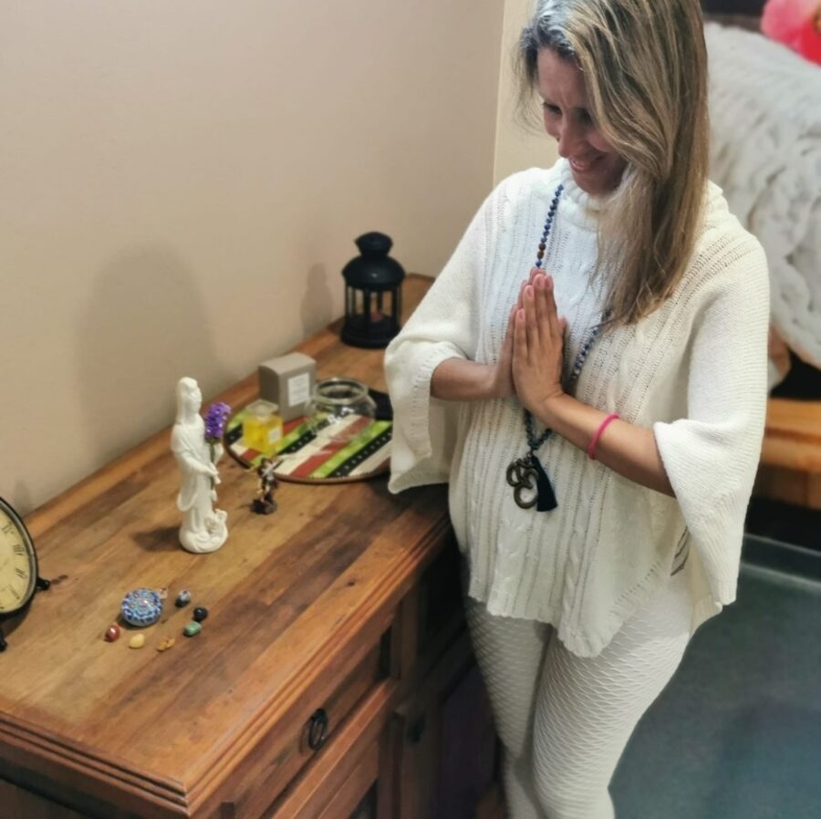 A Marta sorri junto ao altar do seu espaço