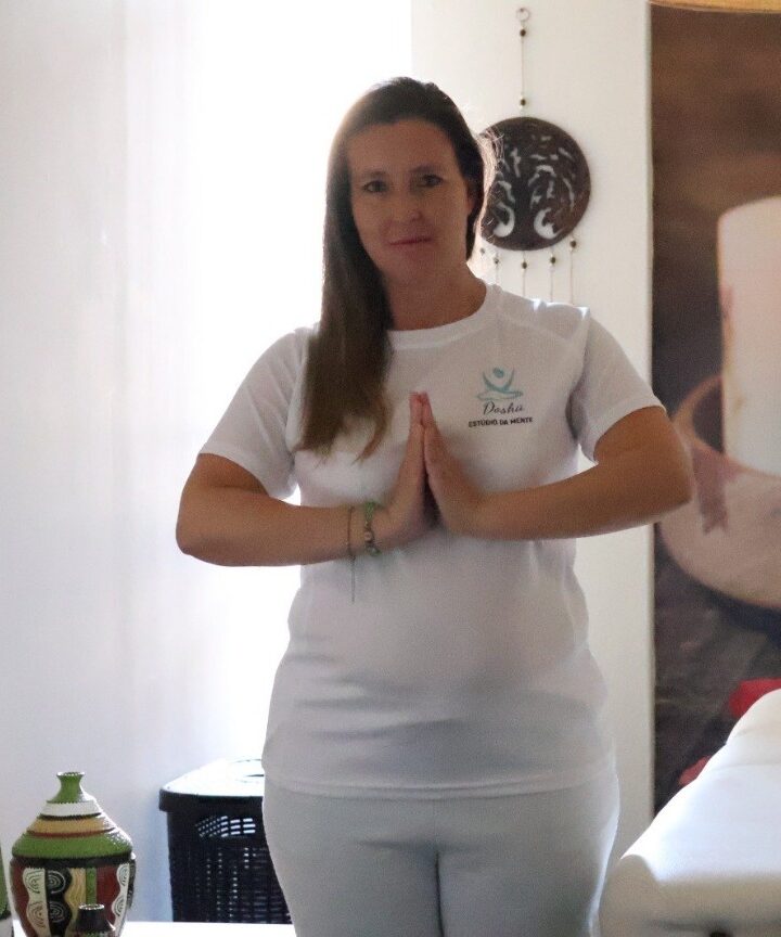 A Marta, de mãos em oração junto ao altar do seu espaço de terapias