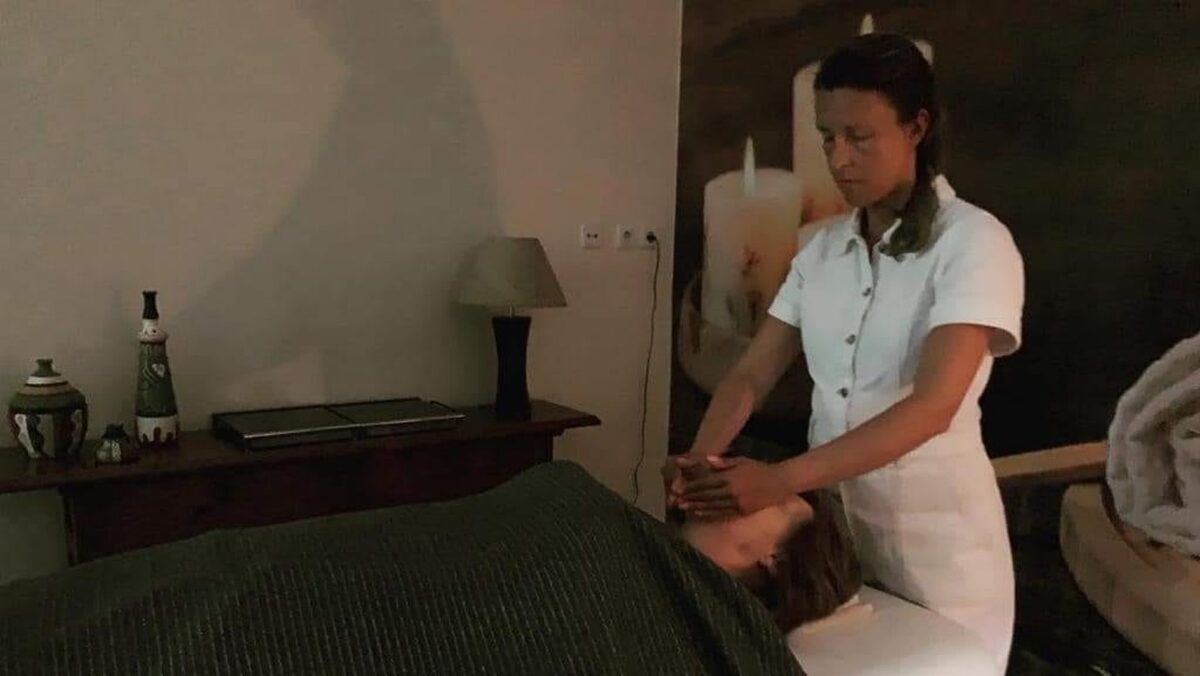 A Marta a aplicar Reiki a uma cliente no seu espaço